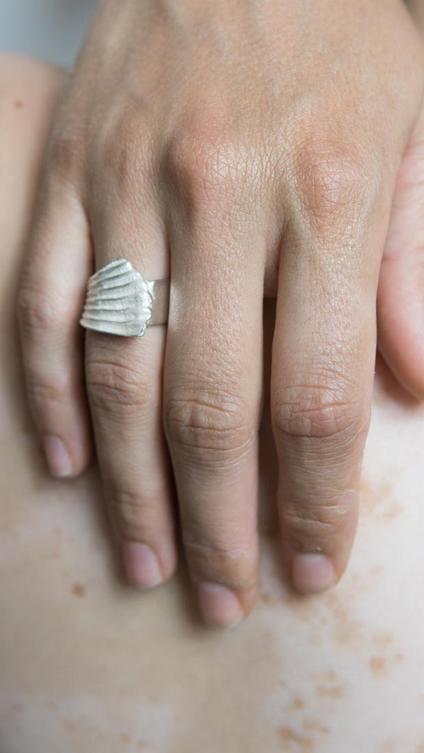 Anillo de plata 925 reciclada hecho a mano con diseño elegante mujer