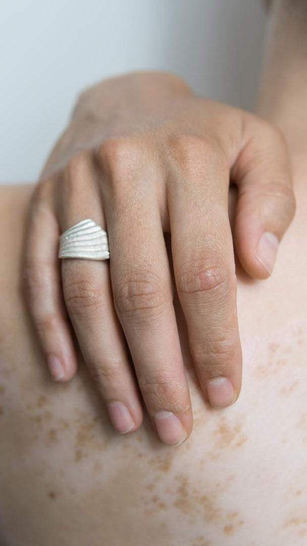 Anillo de plata 925 reciclada hecho a mano con diseño elegante mujer