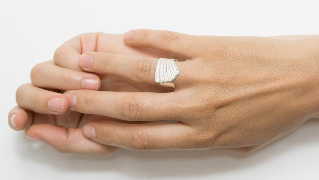 Anillo de plata 925 reciclada hecho a mano con diseño elegante mujer