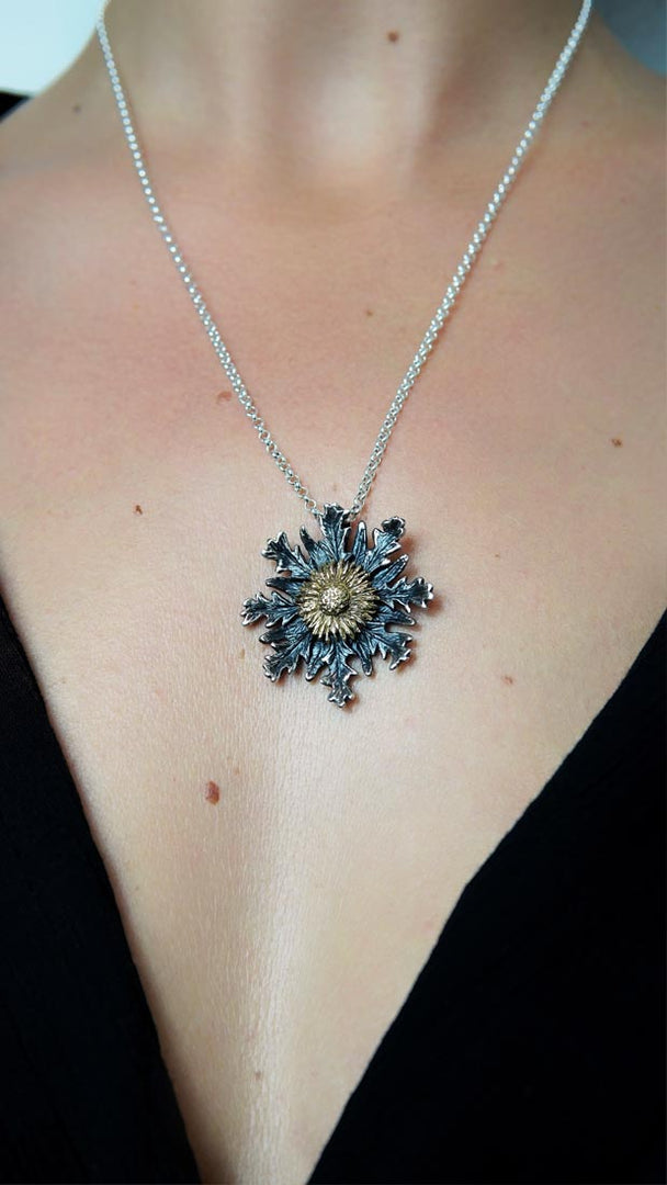 Colgante Eguzkilore de plata 925 reciclada hecho a mano con diseño moderno unisex