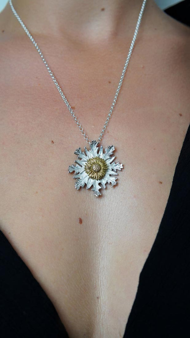 Colgante Eguzkilore de plata 925 reciclada hecho a mano con diseño moderno unisex