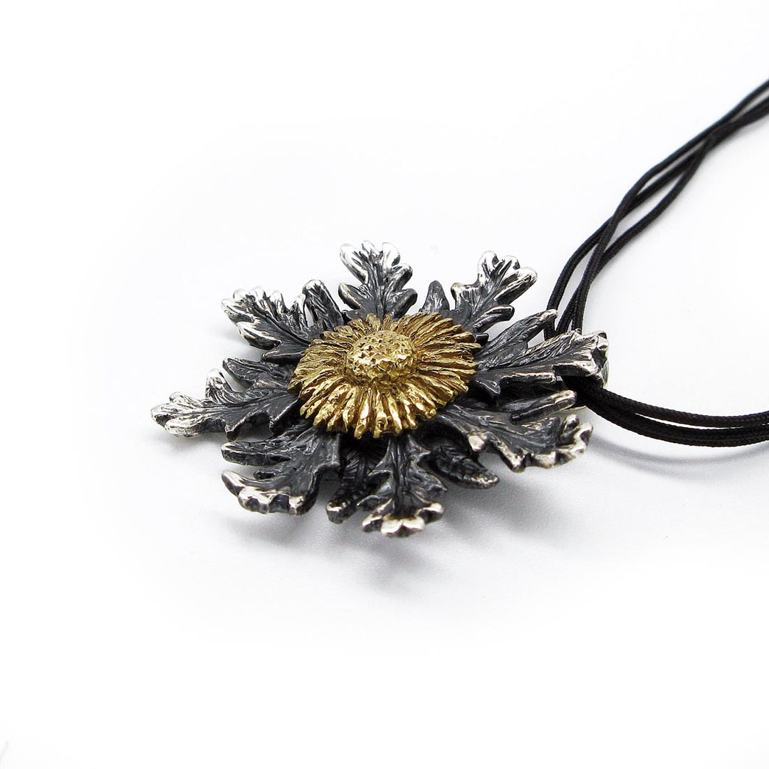 Colgante Eguzkilore de plata 925 reciclada hecho a mano con diseño moderno unisex