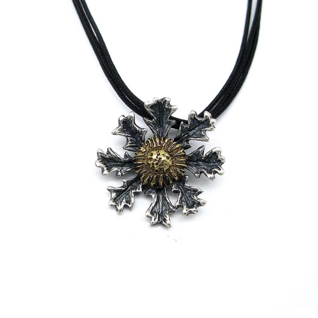 Colgante Eguzkilore de plata 925 reciclada hecho a mano con diseño moderno unisex