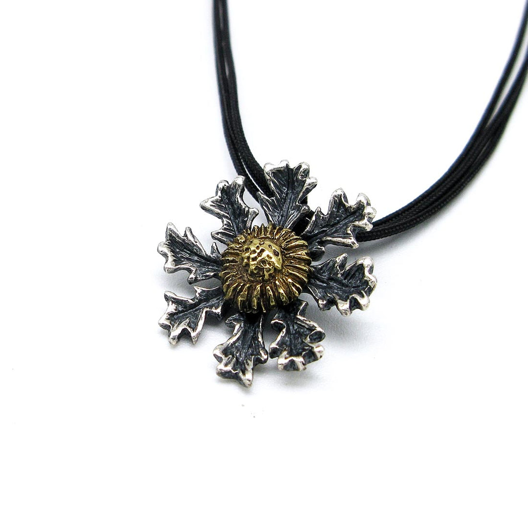 Colgante Eguzkilore de plata 925 reciclada hecho a mano con diseño moderno unisex