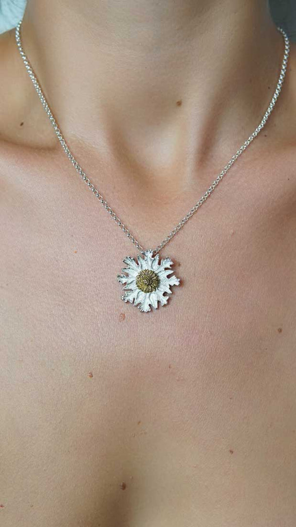 Colgante Eguzkilore de plata 925 reciclada hecho a mano con diseño moderno unisex