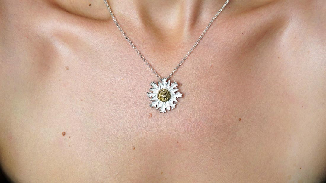 Colgante Eguzkilore de plata 925 reciclada hecho a mano con diseño moderno unisex