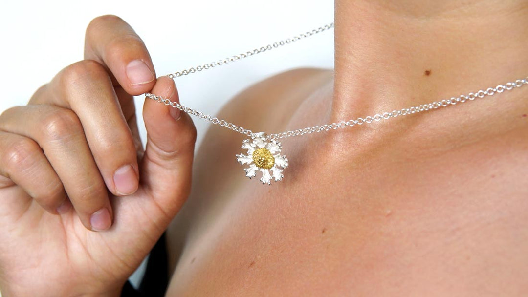 Colgante Eguzkilore de plata 925 reciclada hecho a mano con diseño moderno unisex