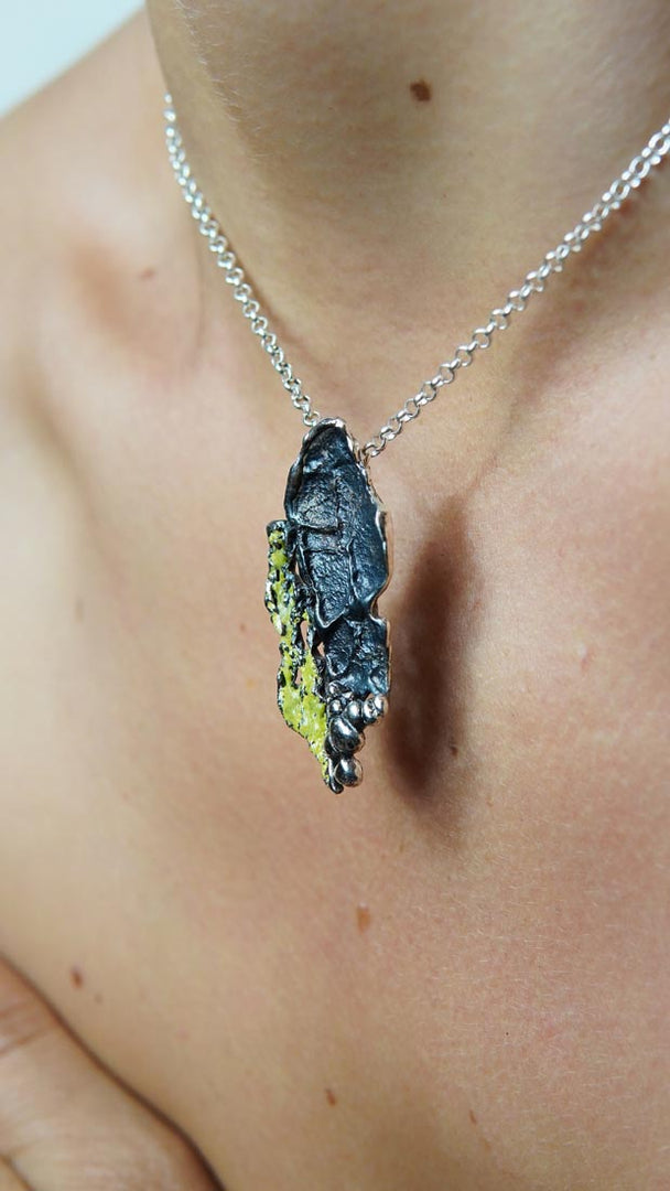 Colgante de plata 925 reciclada hecho a mano con diseño orgánico mujer