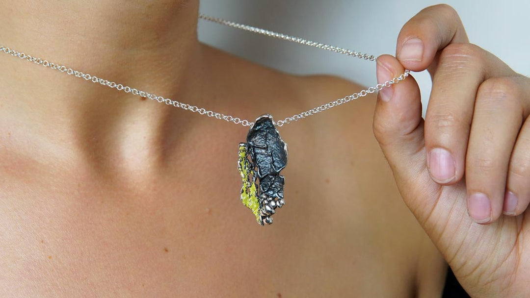 Colgante de plata 925 reciclada hecho a mano con diseño orgánico mujer