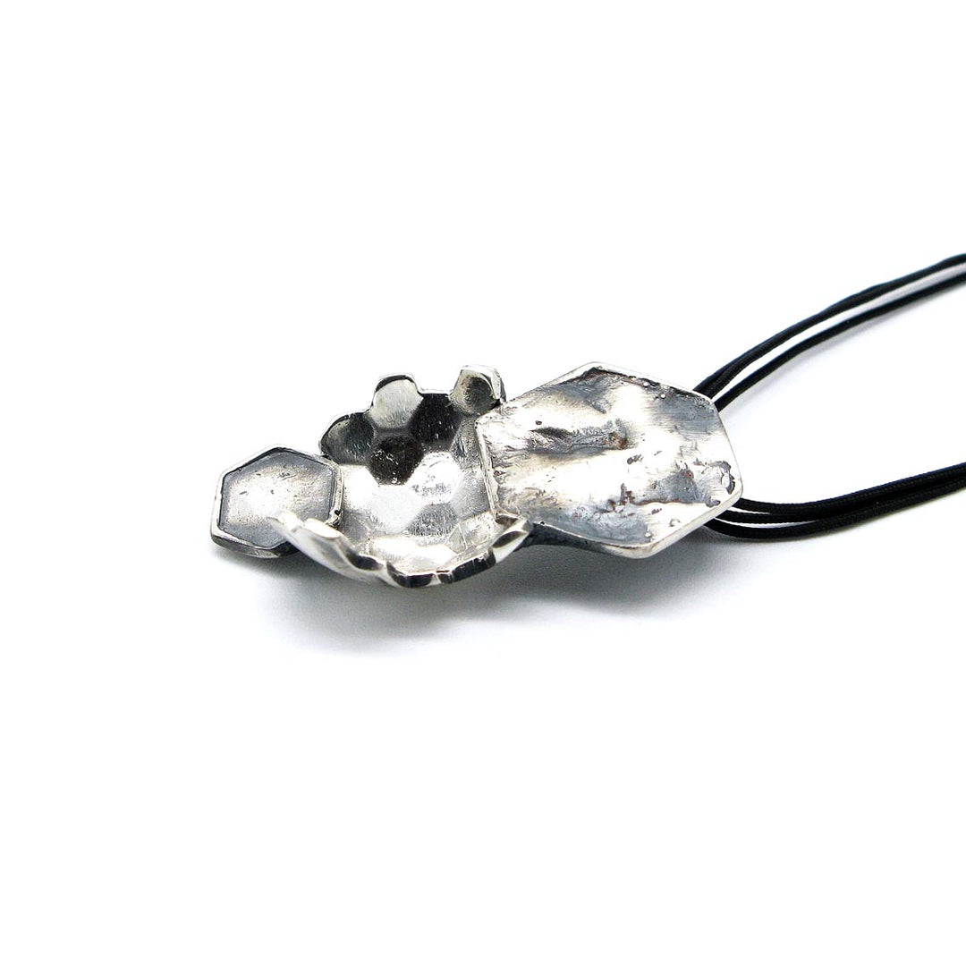 Colgante de plata 925 reciclada hecho a mano con diseño contemporáneo unisex