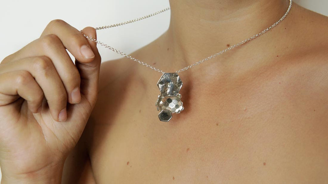 Colgante de plata 925 reciclada hecho a mano con diseño contemporáneo unisex