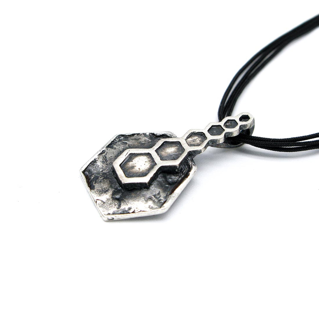 Colgante de plata 925 reciclada hecho a mano con diseño contemporáneo unisex