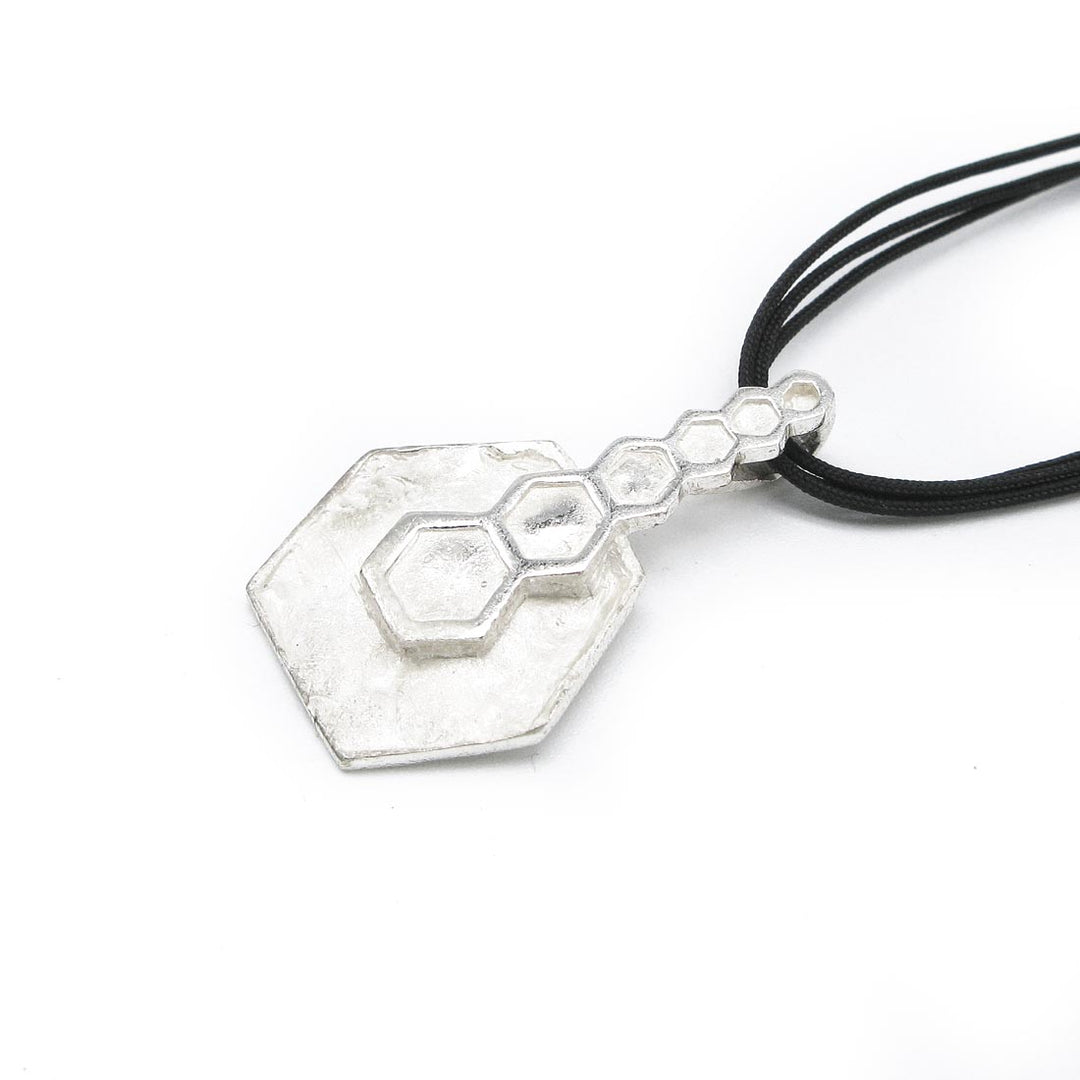 Colgante de plata 925 reciclada hecho a mano con diseño contemporáneo unisex