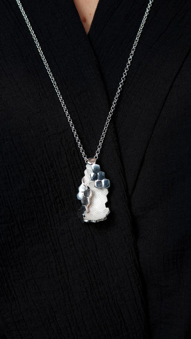 Colgante de plata 925 reciclada hecho a mano con diseño moderno unisex