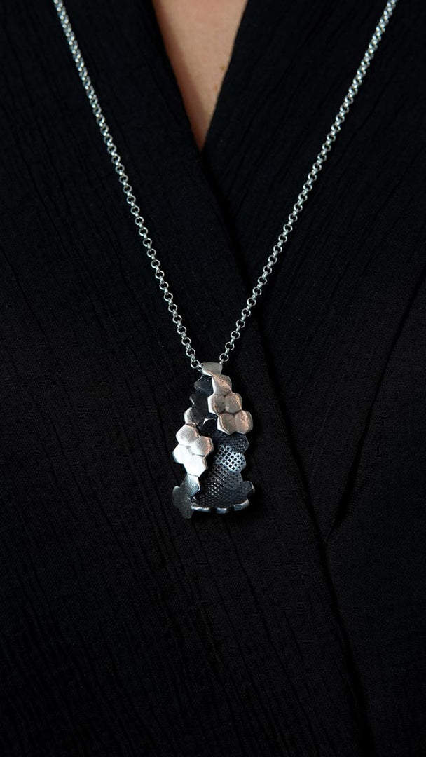 Colgante de plata 925 reciclada hecho a mano con diseño moderno unisex