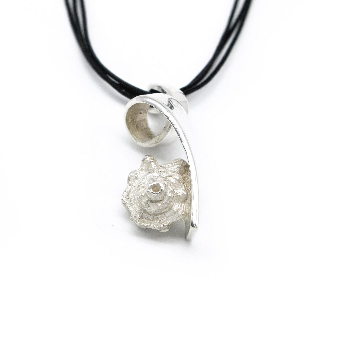 Colgante de plata 925 reciclada hecho a mano con diseño elegante mujer