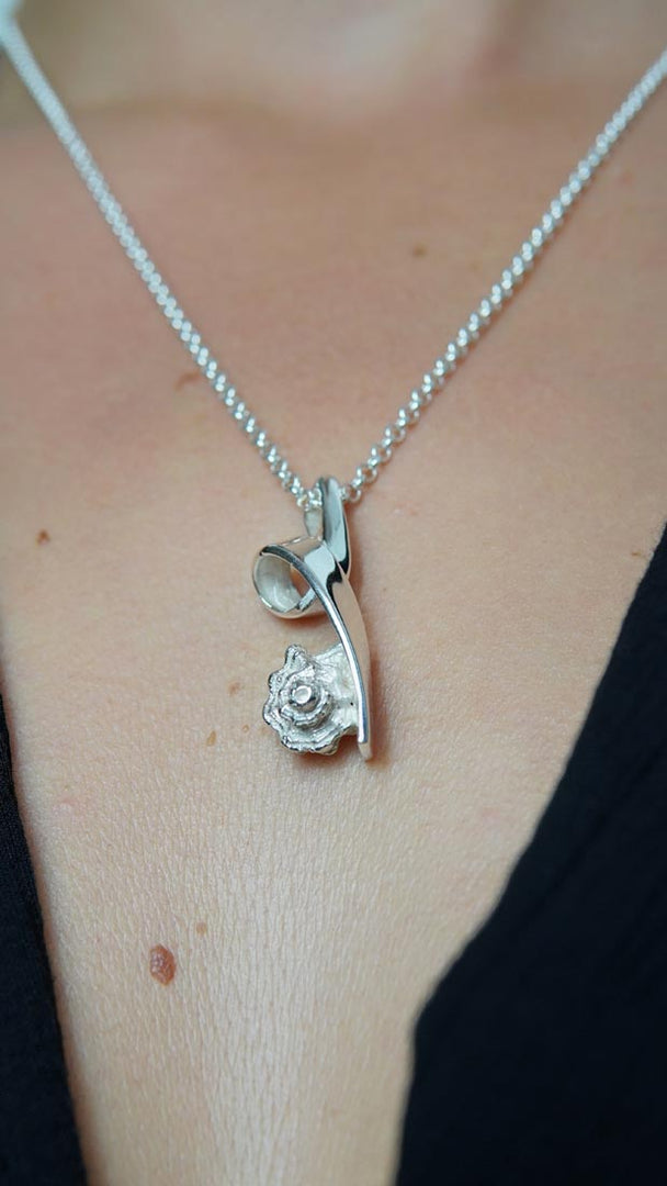 Colgante de plata 925 reciclada hecho a mano con diseño elegante mujer