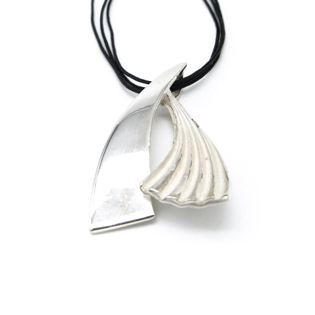 Colgante de plata 925 reciclada hecho a mano con diseño elegante mujer