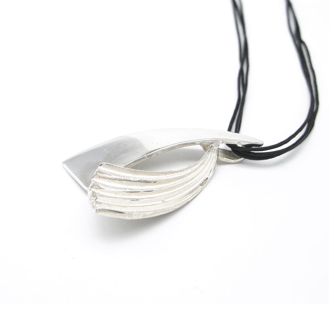 Colgante de plata 925 reciclada hecho a mano con diseño elegante mujer