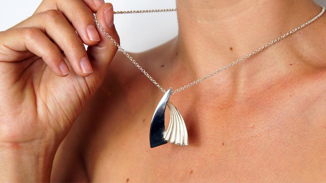 Colgante de plata 925 reciclada hecho a mano con diseño elegante mujer