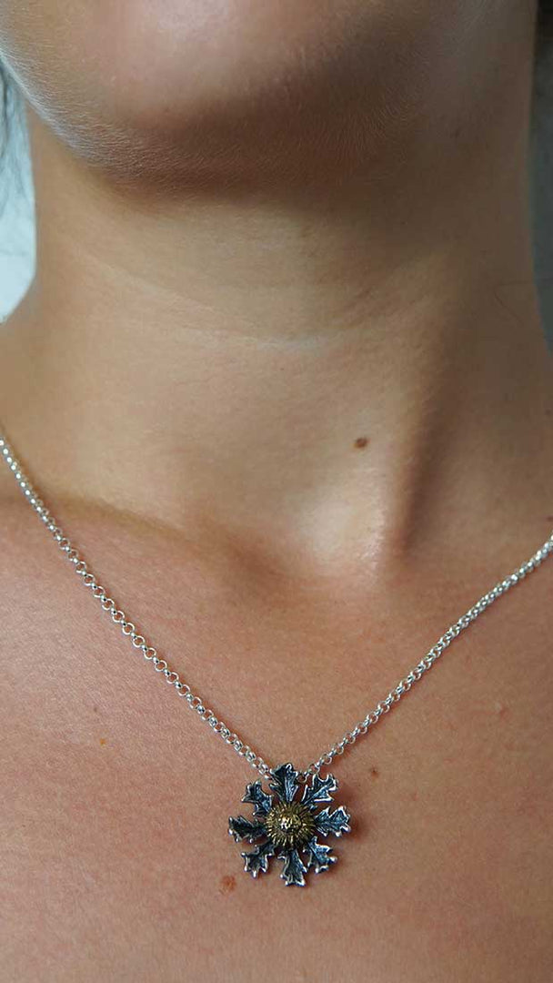 Colgante Eguzkilore de plata 925 reciclada hecho a mano con diseño moderno unisex