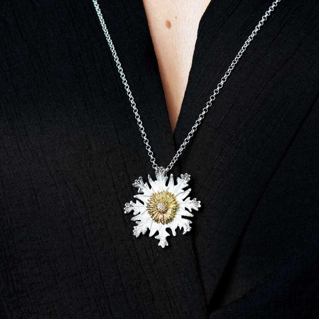 Colgante Eguzkilore de plata 925 reciclada hecho a mano con diseño moderno unisex