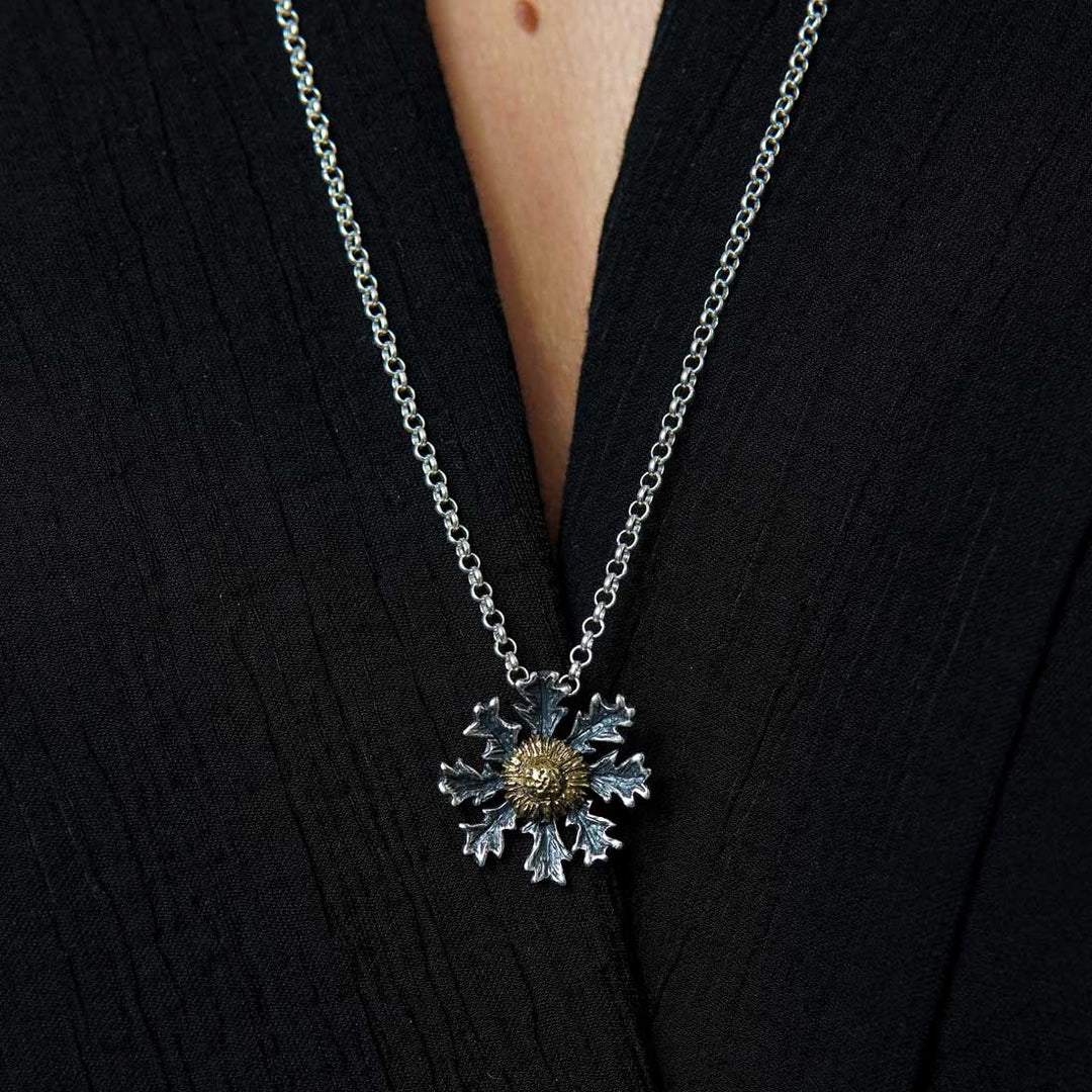 Colgante Eguzkilore de plata 925 reciclada hecho a mano con diseño moderno unisex