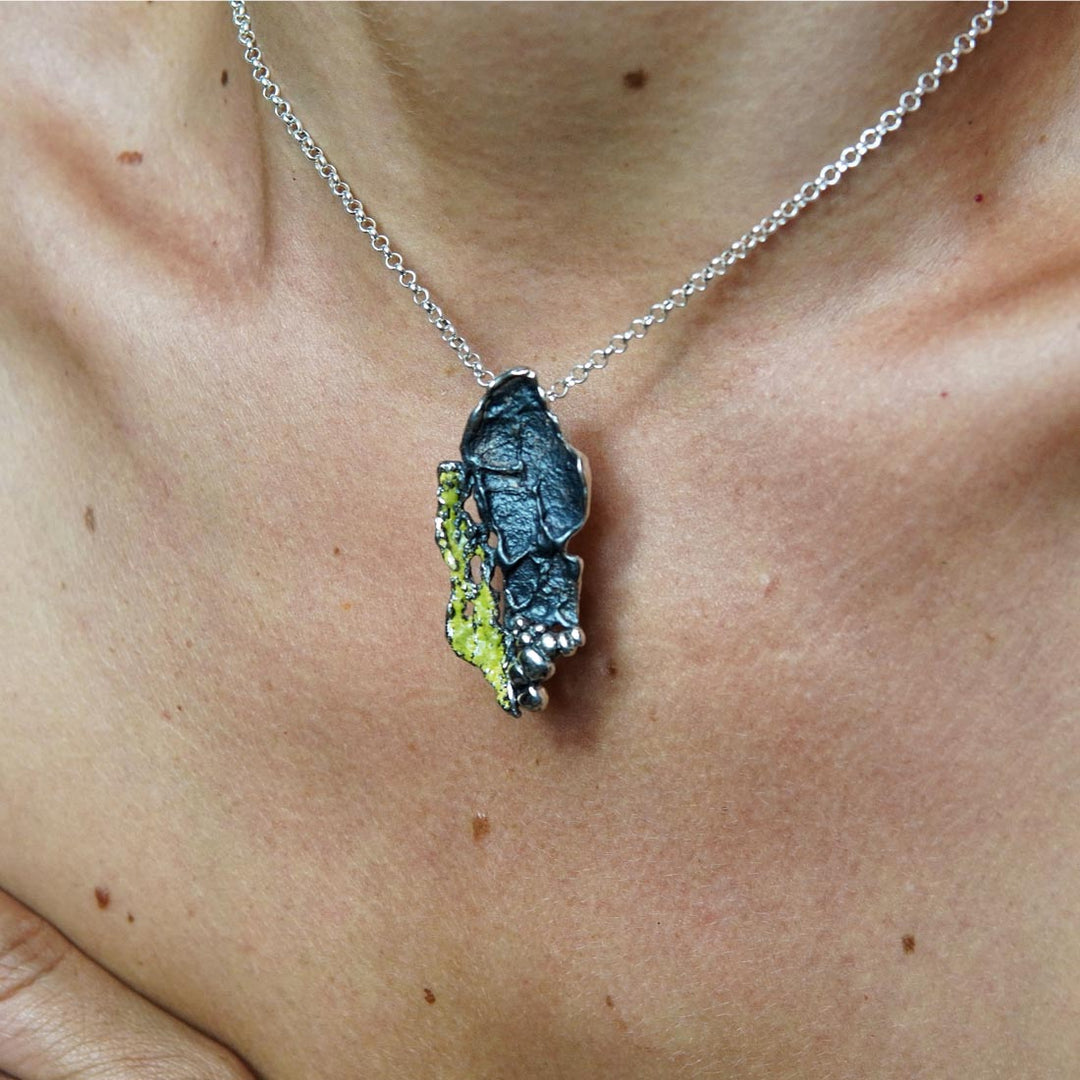 Colgante de plata 925 reciclada hecho a mano con diseño orgánico mujer