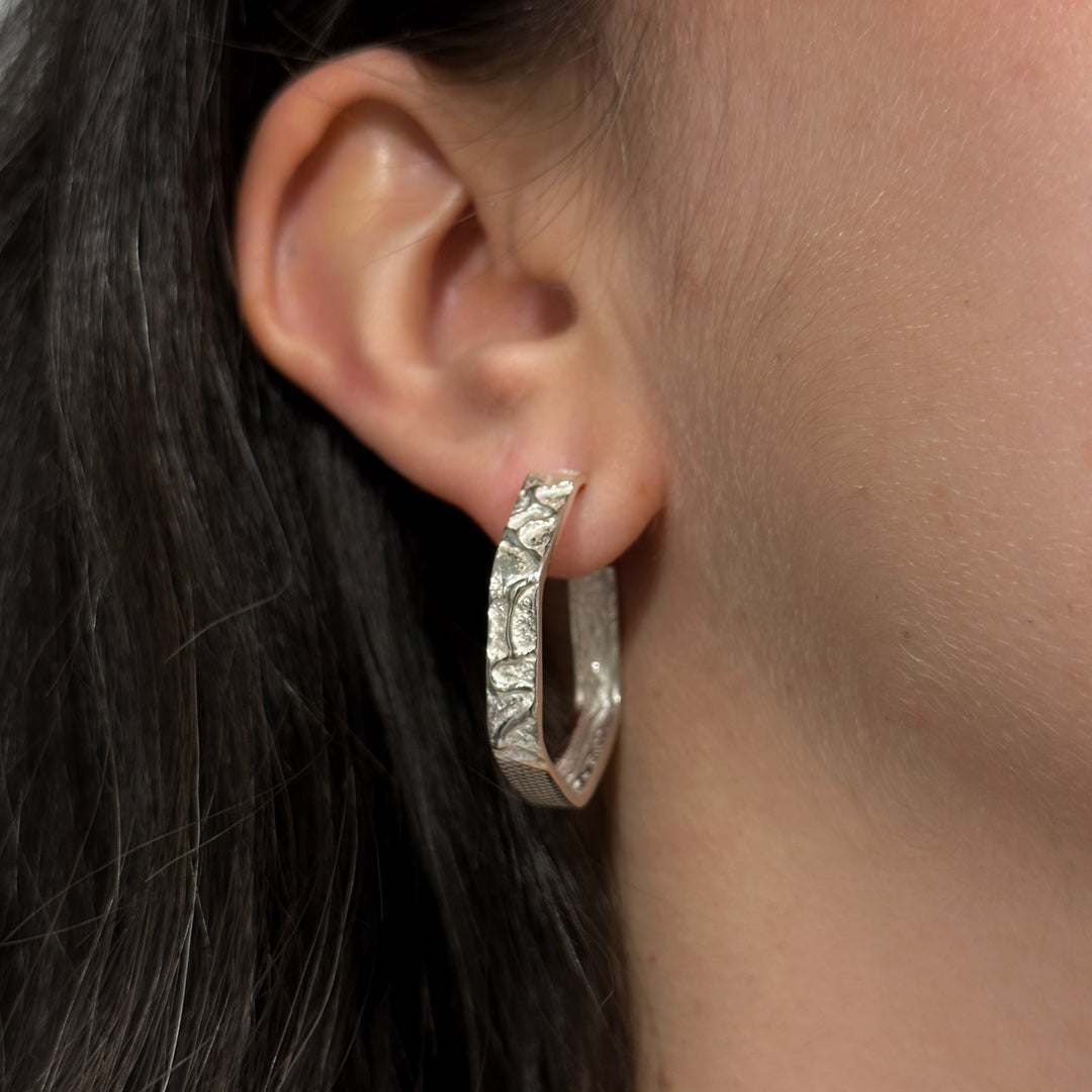 Pendientes aro de plata 925 reciclada hecho a mano con diseño contemporáneo unisex