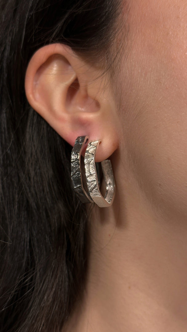 Pendientes aro de plata 925 reciclada hecho a mano con diseño contemporáneo unisex