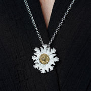 Colgante Eguzkilore de plata 925 reciclada hecho a mano con diseño moderno unisex