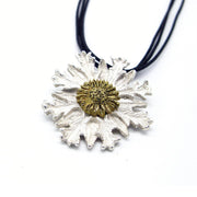 Colgante Eguzkilore de plata 925 reciclada hecho a mano con diseño moderno unisex