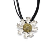 Colgante Eguzkilore de plata 925 reciclada hecho a mano con diseño moderno unisex