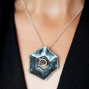 Colgante único de plata 925 reciclada y piedra preciosa hecho a mano con diseño moderno unisex